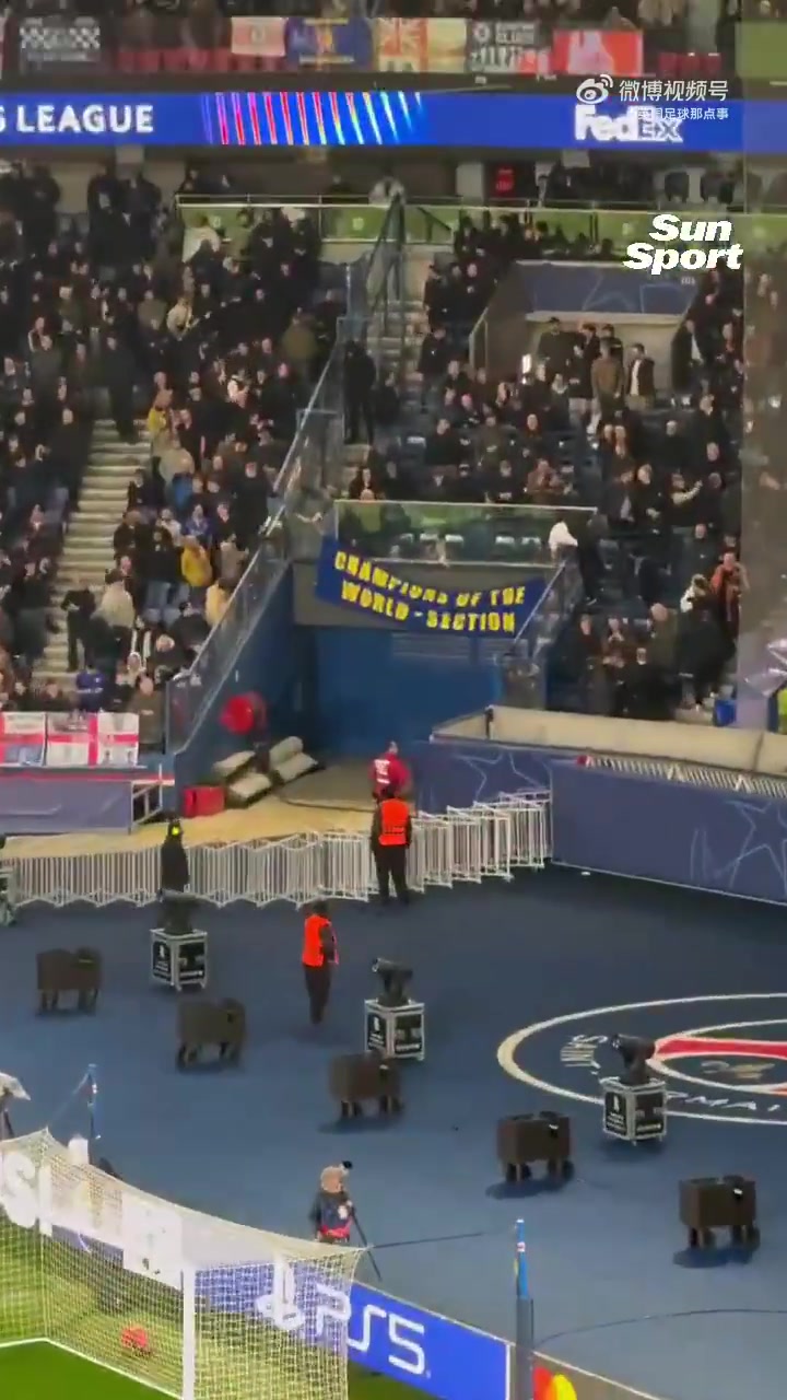 178足球直播在线直播观看免费-整活😂切尔西球迷在巴黎主场拉起的横幅：世界冠军专区🔥